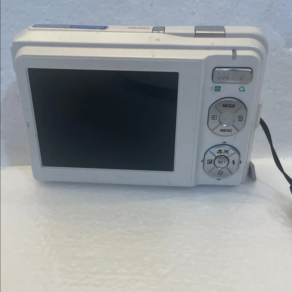 Sanyo VPC-S1285W Digital Camera 12.0 Megapixels white iso 1600 large LCD